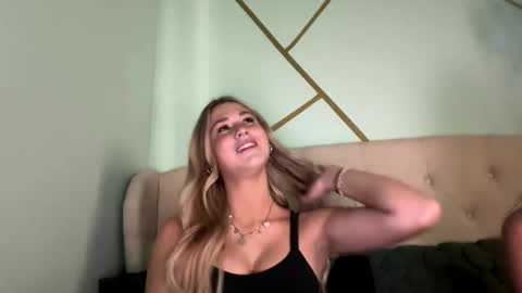 Snapshot of stella_rose20 chatting on October 16, 6:32 pm Stella Rose online show from October 16, 6:32 pm