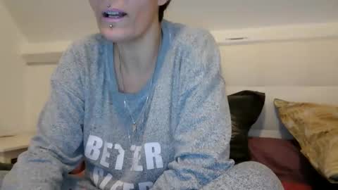 Snapshot of sucrette5629 chatting on December 15, 12:06 pm sucrette5629 online show from December 15, 12:06 pm