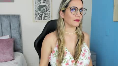 sugar_milff online show from April 27, 3:20 pm