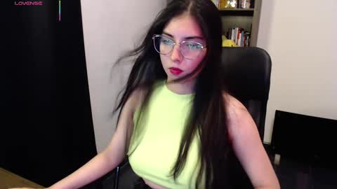 Snapshot of sunflower_uwu chatting on March 7, 1:31 am violetta online show from March 7, 1:31 am