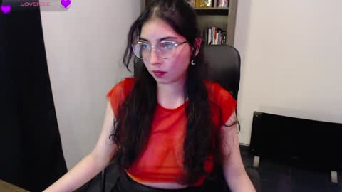 Snapshot of sunflower_uwu chatting on February 7, 12:20 am violetta online show from February 7, 12:20 am