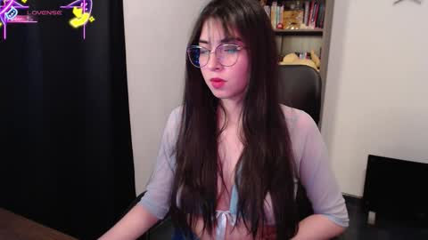 Snapshot of sunflower_uwu chatting on September 27, 1:18 pm violetta online show from September 27, 1:18 pm