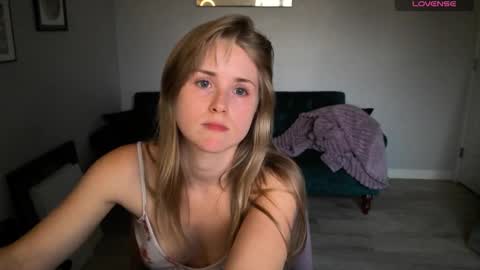 Snapshot of sunshine_pixie chatting on October 31, 12:45 am Sunray online show from October 31, 12:45 am