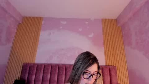 suzylee_ online show from May 4, 3:21 am