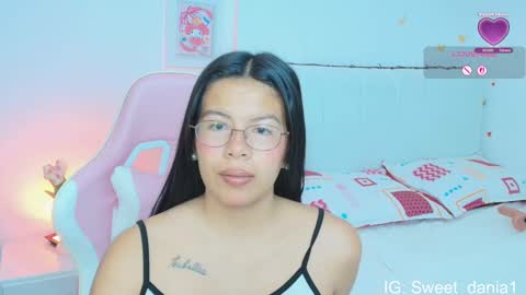 Snapshot of sweet_dania_ chatting on September 13, 9:17 am sweet_dania_ online show from September 13, 9:17 am
