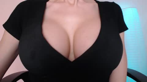 Jen online show from June 3, 2:33 pm