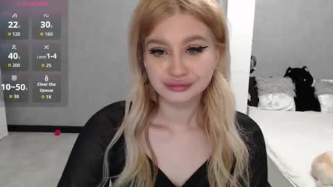 Snapshot of sweet_nicole_333 chatting on October 3, 9:25 am sweet_nicole_333 online show from October 3, 9:25 am