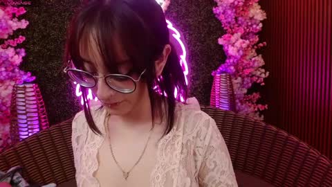 Roxanee online show from April 4, 9:02 pm