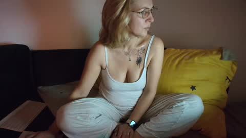 Snapshot of sweetania_ chatting on March 9, 9:46 pm Ania online show from March 9, 9:46 pm