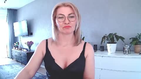 sweetmarthaaa online show from April 9, 8:31 am