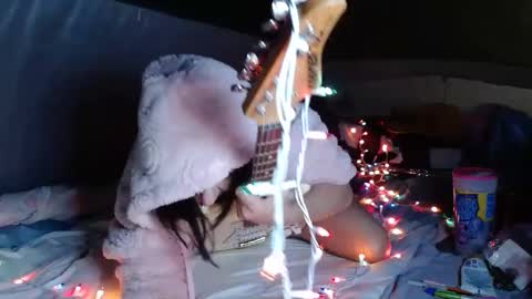 Snapshot of sweetnissapril chatting on December 16, 3:19 am April online show from December 16, 3:19 am