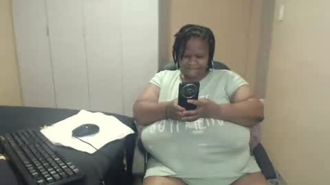 Snapshot of sweetnoziexxx chatting on October 12, 8:39 am sweetnoziexxx online show from October 12, 8:39 am
