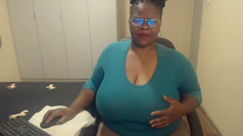 Snapshot of sweetnoziexxx chatting on February 18, 6:04 am sweetnoziexxx online show from February 18, 6:04 am