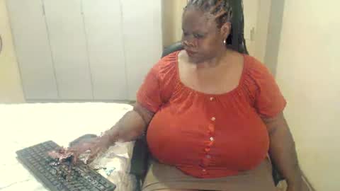 Snapshot of sweetnoziexxx chatting on January 12, 2:24 am sweetnoziexxx online show from January 12, 2:24 am