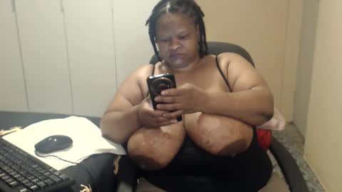 Snapshot of sweetnoziexxx chatting on October 17, 6:05 am sweetnoziexxx online show from October 17, 6:05 am