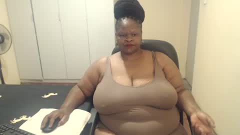 Snapshot of sweetnoziexxx chatting on February 5, 6:56 am sweetnoziexxx online show from February 5, 6:56 am