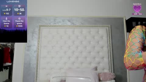 Snapshot of sweetsexangel chatting on December 18, 1:56 pm Goddess Allysse online show from December 18, 1:56 pm