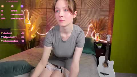 Snapshot of sweetshy_ chatting on September 27, 2:57 pm Alice online show from September 27, 2:57 pm