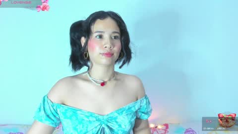 Snapshot of sylphy17 chatting on December 19, 11:25 pm sylphy17 online show from December 19, 11:25 pm