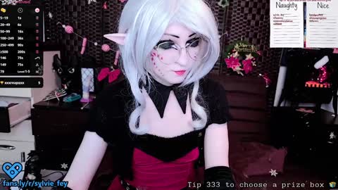 Snapshot of sylvie_fey chatting on December 16, 1:31 am Sylvie online show from December 16, 1:31 am