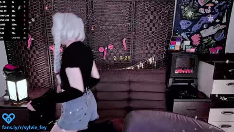 Snapshot of sylvie_fey chatting on January 5, 12:20 am Sylvie online show from January 5, 12:20 am