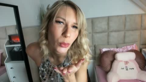Snapshot of tatjana_official chatting on February 4, 7:18 am tatjana_official online show from February 4, 7:18 am