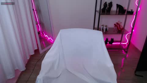 High Mami  online show from April 24, 9:23 am