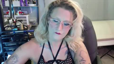 Snapshot of tattooeddirtyteacher chatting on January 25, 6:21 pm Lisa Lovely online show from January 25, 6:21 pm