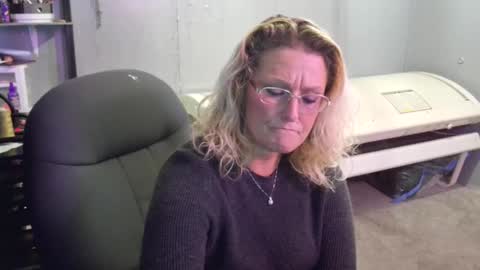 Snapshot of tattooeddirtyteacher chatting on January 22, 10:28 pm Lisa Lovely online show from January 22, 10:28 pm