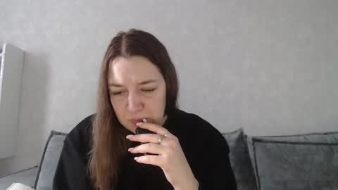 Snapshot of taxxxu chatting on February 19, 7:06 am Diana online show from February 19, 7:06 am