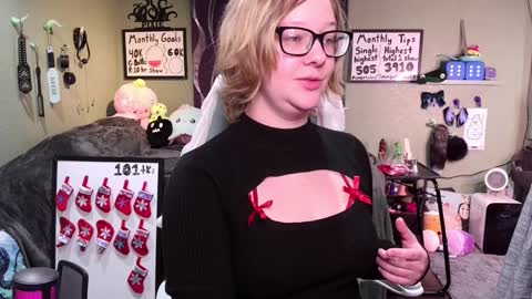 Snapshot of ten_tickle_pixie chatting on December 20, 11:05 pm Pixie Pix or Pickle online show from December 20, 11:05 pm