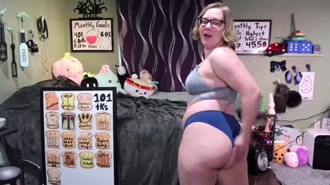 Snapshot of ten_tickle_pixie chatting on January 22, 7:13 pm Pixie Pix or Pickle online show from January 22, 7:13 pm
