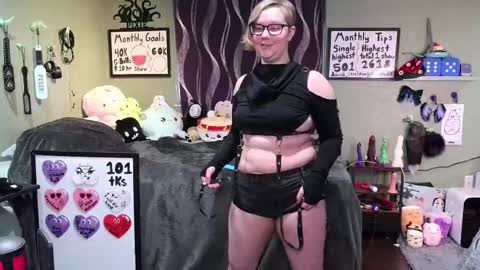 Snapshot of ten_tickle_pixie chatting on February 28, 11:23 pm Pixie Pix or Pickle online show from February 28, 11:23 pm