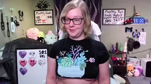 Snapshot of ten_tickle_pixie chatting on February 19, 8:10 pm Pixie Pix or Pickle online show from February 19, 8:10 pm