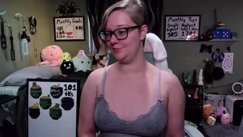 Snapshot of ten_tickle_pixie chatting on March 10, 10:13 pm Pixie Pix or Pickle online show from March 10, 10:13 pm