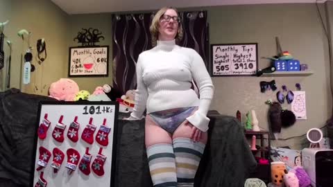 Snapshot of ten_tickle_pixie chatting on December 27, 11:21 pm Pixie Pix or Pickle online show from December 27, 11:21 pm
