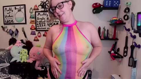 Snapshot of ten_tickle_pixie chatting on September 19, 10:09 pm Pixie Pix or Pickle online show from September 19, 10:09 pm