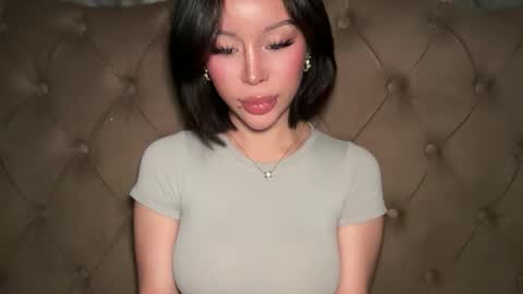 Elle  dont forget to folloW me and thumbs up online show from April 24, 3:26 pm