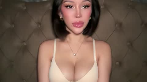 Elle  dont forget to folloW me and thumbs up online show from April 28, 1:03 am