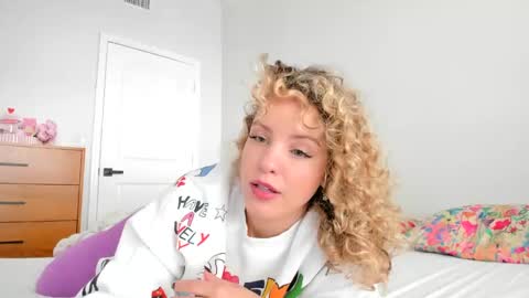 Snapshot of theislandgirl chatting on January 8, 9:01 pm Lily Marie online show from January 8, 9:01 pm