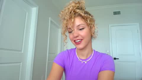 Snapshot of theislandgirl chatting on February 17, 5:44 pm Lily Marie online show from February 17, 5:44 pm