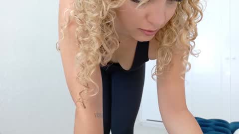 Lily Marie online show from April 24, 6:00 pm