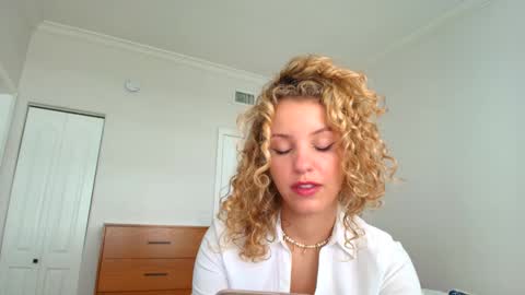 Snapshot of theislandgirl chatting on February 20, 7:08 pm Lily Marie online show from February 20, 7:08 pm