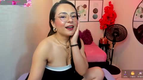 Snapshot of tiara_r chatting on December 12, 7:59 pm Tiara online show from December 12, 7:59 pm