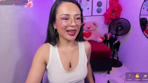 Snapshot of tiara_r chatting on December 11, 8:07 pm Tiara online show from December 11, 8:07 pm