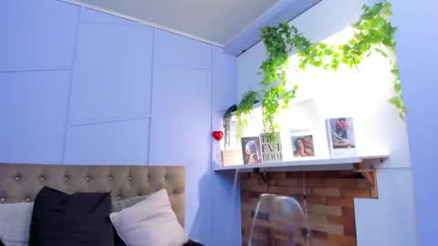 Tifany Lorens online show from April 25, 1:52 pm