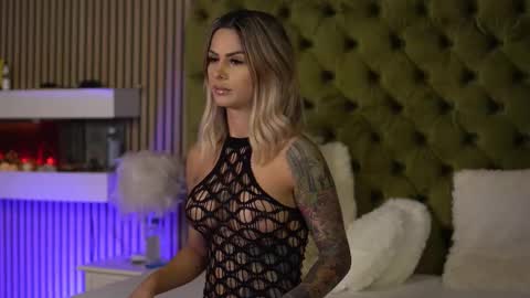 Snapshot of tiffanymaze chatting on September 12, 6:25 am Ilaria online show from September 12, 6:25 am