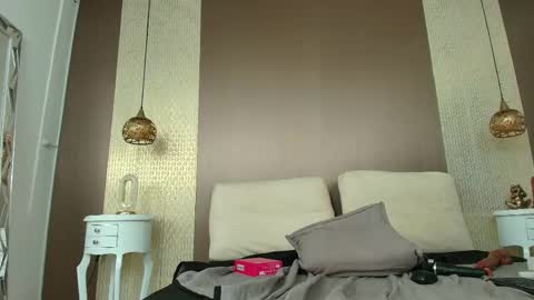 T I F F A N Y online show from April 28, 2:27 am