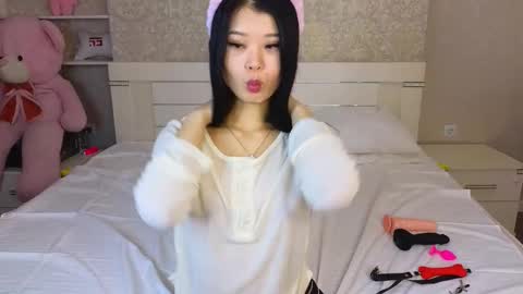 tina__kim online show from March 17, 10:19 am