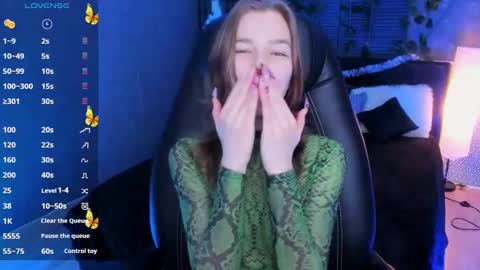 Snapshot of tina_tayllor chatting on December 21, 4:57 pm Tina Tayllor MY SHEDULEMondayTuesdayWednesday FridaySaturdaySunday online show from December 21, 4:57 pm